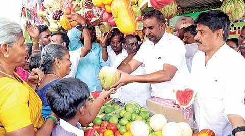 கோவை குனியமுத்தூர் சுகுணாபுரத்தில் அதிமுக சார்பில் நீர் மோர் பந்தலை திறந்துவைத்து மக்களுக்கு இளநீர் வழங்கிய அதிமுக கொறடா எஸ்.பி.வேலுமணி.
