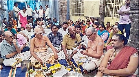 திருநள்ளாறு தர்பாரண்யேஸ்வரர் கோயிலில் நேற்று நடைபெற்ற நிகழ்ச்சியில் பஞ்சாங்கம் வாசிக்கும் சிவாச்சாரியார். படம்: வீ.தமிழன்பன்