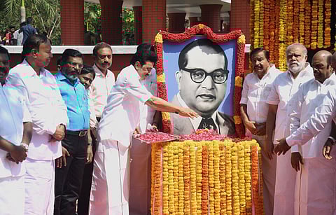 சென்னை ராஜா அண்ணாமலைபுரத்தில் உள்ள அம்பேத்கர் மணிமண்டபத்தில் அம்பேத்கர் படத்துக்கு முதல்வர் மு.க.ஸ்டாலின் மலர்தூவி மரியாதை செலுத்தினார். உடன் விசிக தலைவர் திருமாவளவன், அமைச்சர்கள் ஐ.பெரியசாமி, கே.என்.நேரு, எ.வ.வேலு, மா.சுப்பிரமணியன், கு.செல்வப்பெருந்தகை எம்எல்ஏ உள்ளிட்டோர்.