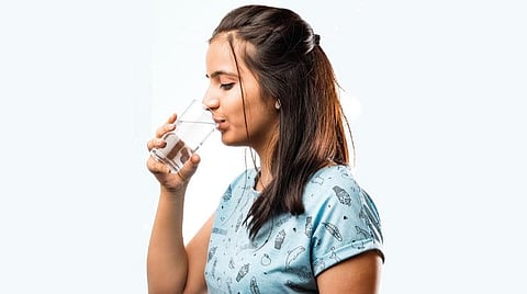 தாகம் எடுத்தால் மட்டுமே தண்ணீர் குடித்தால் போதுமா?