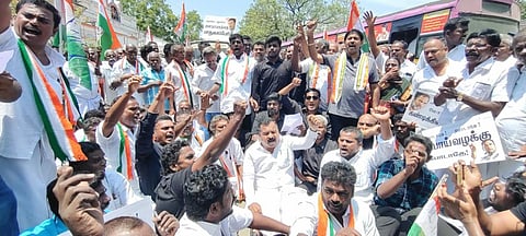 போராட்டத்தில் ஈடுபட்ட காங்கிரஸார்