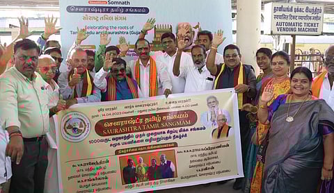 குஜராத்தில் நடைபெறும் சவுராஷ்டிரா தமிழ் சங்கமம் நிகழ்ச்சியில் பங்கேற்க மதுரையில் இருந்து சென்றவர்கள்