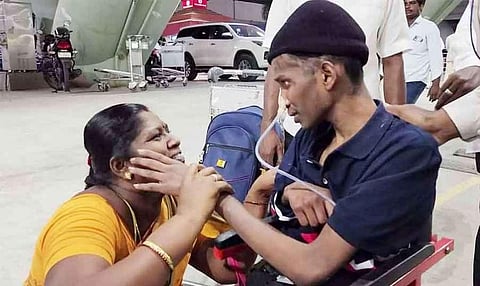 விமான நிலையத்தில் சக்கர நாற்காலியில் மகனை பார்த்ததும் கதறி அழுத தாய்.