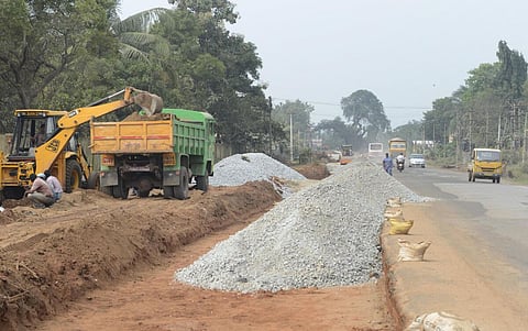 சாலை சீரமைப்பு பணியின்போது விபத்தில் பெண் உயிரிழப்பு - ஒப்பந்ததாரர் மீது நடவடிக்கை எடுக்க கோரிக்கை
