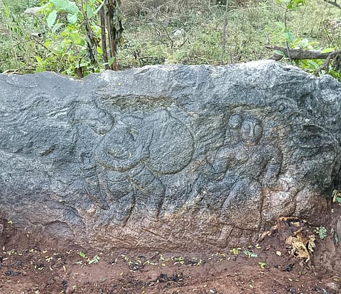 வேப்பனப்பள்ளி அருகே கங்கமடுகு கிராமத்தில் 17-ம் நூற்றாண்டை சேர்ந்த பறை இசைக்கலைஞர்களின் நடுக்கல்லை,அரசு ஆடவர் கலைக்கல்லூரி முதுகலை பட்ட மாணவர்கள் கண்டறிந்தனர்.