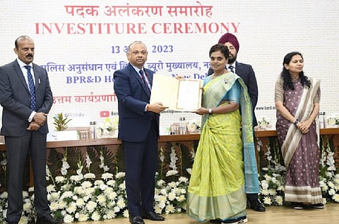 சிறைத்துறை அதிகாரிகளுக்கான சிறந்த பயிற்சி கையேடுகள் தயாரிப்பு - மதுரை சிறை உளவியல் நிபுணருக்கு விருது