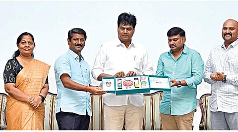  சாய்ராம் ஆயுர்வேத மருத்துவக் கல்லூரி மருந்து தயாரிப்பு தொழிற்சாலையில் தயாரிக்கப்பட்ட 27 மருந்துகளை வடசென்னை எம்பி டாக்டர் கலாநிதி வீராசாமி அறிமுகம் செய்துவைத்தார். உடன் சாய்ராம் கல்விக் குழுமத் தலைவர் சாய் பிரகாஷ் லியோ முத்து, பவித்திரம் தலைமை வணிக அதிகாரி சதீஷ்குமார், சாய்ராம் ஆயுர்வேத மருத்துவக் கல்லூரி இயக்குநர் டாக்டர் வனிதா முரளி குமார் உள்ளிட்டோர்.