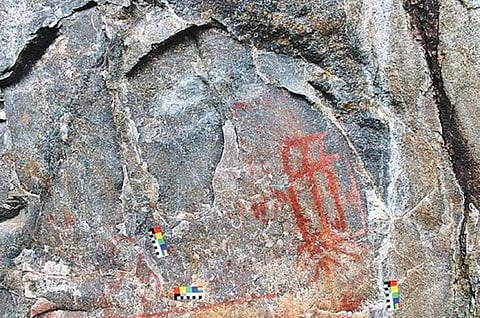 கோத்தகிரி அருகே காக்காகூண்டு கிராமத்தில் செஞ்சாந்து நிற பாறை ஓவியங்கள் கண்டுபிடிப்பு