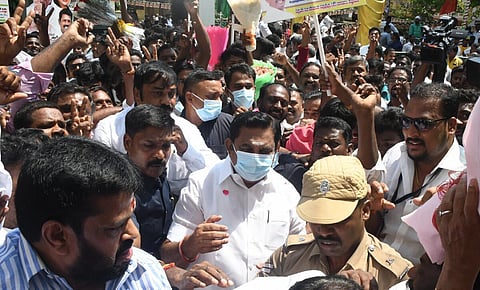 பொதுச் செயலாளர் பதவி | பழனிசாமிக்கு அதிமுக செயற்குழுவில் அங்கீகாரம் - மதுரையில் ஆகஸ்ட் 20-ம் தேதி மாநாடு நடத்த முடிவு