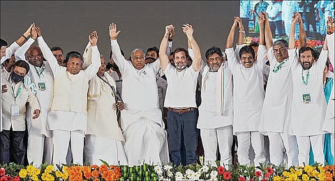 கர்நாடக மாநில சட்டப்பேரவைக்கு வரும் மே மாதம் 10-ம் தேதி தேர்தல் நடத்தப்பட்டு 13-ம் தேதி முடிவுகள் அறிவிக்கப்படவுள்ளன. அங்கு நடைபெறும் தேர்தலையொட்டி கோலார் மாவட்டத்தில் காங்கிரஸ் கட்சி சார்பில் நேற்று பிரம்மாண்ட பொதுக்கூட்டம் நடைபெற்றது. இதில், கலந்து கொண்ட அக்கட்சியின் தலைவர் மல்லிகார்ஜுன கார்கே, ராகுல் காந்தி, சித்தராமையா, டி.கே.சிவக்குமார், கே.ஹெச். முனியப்பா உள்ளிட்டோர்.படம்: பிடிஐ