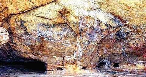 திருமலையில் உள்ள பாறை ஓவியங்கள சிதைக்கும் வகையில் கிறுக்கி வைக்கப்பட்டுள்ளன.