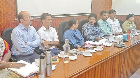 கண்ணகி கோயில் திருவிழாவை நடத்துவது தொடர்பாக தேனி, இடுக்கி
மாவட்ட ஆட்சியர்கள் சார்பில் கேரள மாநிலம் தேக்கடியில் நடைபெற்ற ஆலோசனைக் கூட்டத்தில் பங்கேற்ற அதிகாரிகள்.