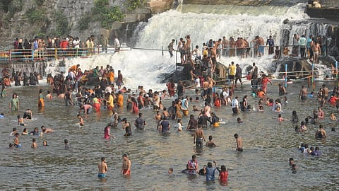 கோபியை அடுத்த கொடிவேரி தடுப்பணையில் விடுமுறை நாளான ஞாயிற்றுக்கிழமை குவிந்த சுற்றுலாப் பயணிகள்