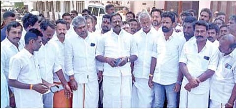 ராமநாதபுரம் மாவட்ட காவல் கண்காணிப்பாளர் அலுவலகத்துக்கு புகார் தெரிவிக்க வந்த பாஜக மாநில பொதுச்செயலாளர் கருப்பு முருகானந்தம், மாவட்ட தலைவர் தரணி முருகேசன் உள்ளிட்ட கட்சியினர். படம்: எல்.பாலச்சந்தர்