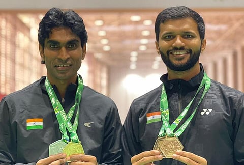 இரட்டையர் பிரிவில் தங்கம் வென்ற இந்தியாவின் பிரமோத் பகத், சுகந்த் காதம் ஜோடி.