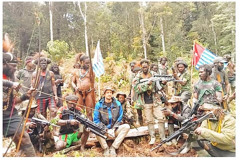 நியூசிலாந்து பைலட்டை சிறைப்பிடித்த இந்தோனேசிய கிளர்ச்சியாளர்கள்: மோதலில் 13 ராணுவ வீரர்கள் பலி