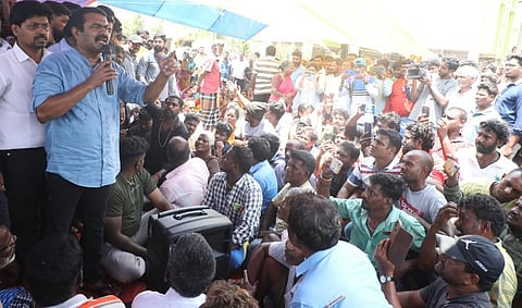 மெரினா இணைப்புச்சாலையில் நடைபெறும் மீனவர்களின் போராட்டத்தில் பங்கேற்று பேசும் சீமான்