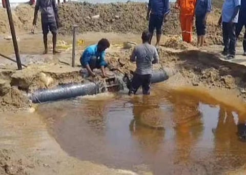 நாகூர் பட்டினச்சேரி கடற்கரையில் அமைக்கப்பட்டிருந்த கச்சா எண்ணெய் குழாய்கள் முழுவதும் அகற்றம்