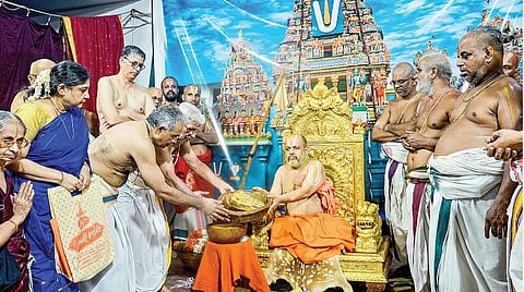 மயிலாப்பூர் வேதாந்த தேசிகர் தேவஸ்தானம் ஸ்ரீனிவாச பெருமாள் சந்நிதியின் 100-வது ஆண்டு தொடக்க விழாவில் மூலவர் ஸ்ரீனிவாச பெருமாளுக்கு வைரங்கள் பதித்த , தங்கத்திலான ‘சுவர்ண ஹஸ்தம்’ மற்றும் பதக்கம் ஆகியவற்றை கோமளவள்ளி - மாதவாச்சாரியார் குடும்பத்தினர், கோயிலுக்கு நன் கொடையாக ஸ்ரீரங்கம் ஸ்ரீமத் ஆண்டவன் ஸ்ரீ வராக மகாதே சிகனிடம் வழங்கினர். படங்கள்: பு.க.பிரவீன்