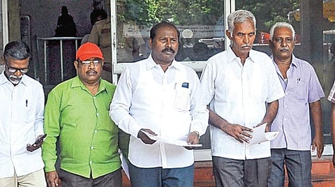 போக்குவரத்து கழகங்களில் ஒப்பந்த அடிப்படையில் ஓட்டுநர்களை நியமிப்பதற்கு எதிர்ப்பு தெரிவித்து, அரசு விரைவு போக்குவரத்துக்கழக மேலாண்மை இயக்குநரிடம் வேலை நிறுத்த நோட்டீஸை சிஐடியு சங்கத்தின் நிர்வாகிகள் நேற்று வழங்கினர். படம்: பு.க.பிரவீன்