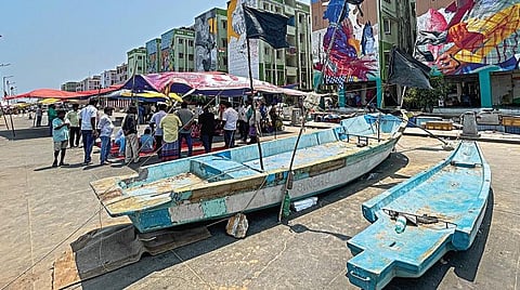 சென்னை மெரினா கலங்கரை விளக்கம் முதல் பட்டினப்பாக்கம் வரையிலான லூப் சாலையோரம் அமைக்கப்பட்டிருந்த ஆக்கிரமிப்பு கடைகளை சென்னை மாநகராட்சி சார்பில் அகற்றும் பணி நடைபெற்றது. இதற்கு எதிர்ப்பு தெரிவித்து லூப் சாலையில் படகை நிறுத்தி மீனவர்கள் போராட்டத்தில் ஈடுபட்டனர். படம்: பு.க.பிரவீன்