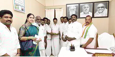 சமூக சீர்திருத்த தலைவர் இளையபெருமாளுக்கு கடலூர் மாவட்டம், சிதம்பரத்தில் நூற்றாண்டு நினைவரங்கம் அமைக்கப்படும் என்று சட்டப்பேரவையில் அறிவித்ததற்காக, தலைமைச் செயலகத்தில் முதல்வர் மு.க.ஸ்டாலினை, காங்கிரஸ் சட்டப்பேரவைக் கட்சி தலைவர் கு.செல்வப்பெருந்தகை உள்ளிட்ட காங்கிரஸ் எம்எல்ஏக்கள் சந்தித்து நன்றி தெரிவித்தனர்.