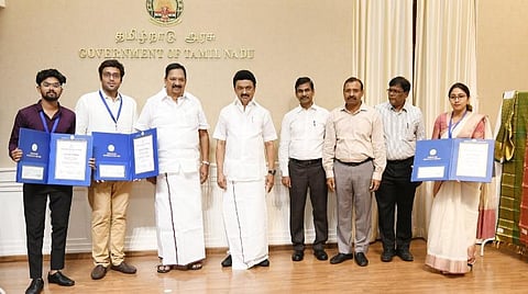 சிறந்த கைத்தறி நெசவாளர்களுக்கு விருது - முதல்வர் மு.க.ஸ்டாலின் வழங்கினார்