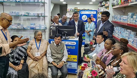 கோவா தலைநகர் பனாஜியில் உள்ள மக்கள் மருந்தகத்தை ஜி20 பிரதிநிதிகள் நேற்று பார்வையிட்டனர். படம்: பிடிஐ