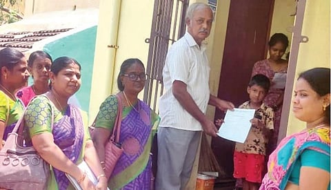 திருச்சி மாநகராட்சி உறையூர் பாண்டமங்கலம் மாநகராட்சி தொடக்கப்பள்ளி சார்பில் நேற்று வீடுகளுக்கேச் சென்று மாணவர் சேர்க்கை நடத்திய கல்வியாளர் எஸ்.சிவகுமார். பள்ளித் தலைமையாசிரியர் டி.லீலா லட்சுமி மற்றும் ஆசிரியர்கள்.