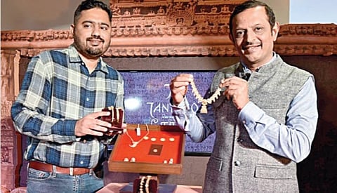 தி.நகர் தனிஷ்க் நகைக் கடையில் நேற்று ‘தி சோழா' நகைகளின் 2-ம் தொகுப்புமற்றும் நாணயங்களை அறிமுகம் செய்து வைத்தார் டைட்டன் நிறுவன தெற்கு பிராந்திய வணிகத் தலைவர் ஆர்.ஷரத்.உடன், மண்டல வணிக மேலாளர் ஒய்.எல். நரசிம்மன்.படம்: ம.பிரபு