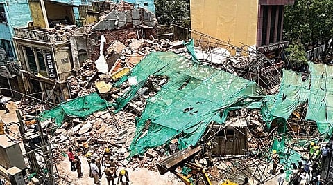 சென்னை மண்ணடி, அரண்மனைக்காரன் தெருவில் பழமையான 4 மாடி கட்டிடம் நேற்று இடிந்து விழுந்தது. கட்டிடத்தின் இடிபாடுகளை அகற்றி மீட்பு பணியில் தீயணைப்பு, தேசிய பேரிடர் மீட்புப் படை வீரர்கள் ஈடுபட்டுள்ளனர். படங்கள்: பு.க.பிரவீன்