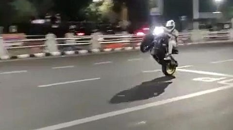 சென்னையில் நள்ளிரவில் மீண்டும் பைக் ரேஸ்: சினிமா பாணியில் விரட்டி பிடித்த போக்குவரத்து போலீஸ்