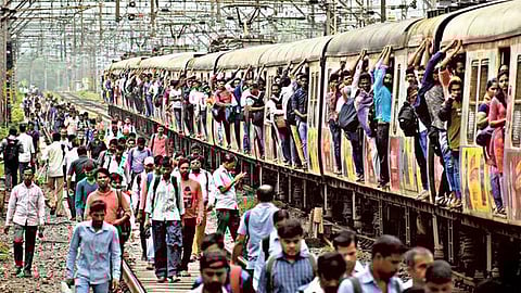 ரயில் நிலையத்தில் மக்கள்