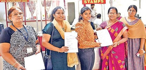 கோவை குட்ஷெட் சாலையில் உள்ள தலைமை அஞ்சல் நிலையத்தில் மகளிர் மேன்மை சேமிப்பு பத்திரத் திட்டத்தை தொடங்கிவைத்த தலைமை அஞ்சலக அதிகாரி ஆண்டாள் சீனிவாசன் உள்ளிட்டோர். படம்: ஜெ.மனோகரன்