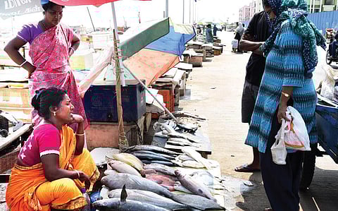 சாலையோர வியாபாரிகள் ஆக்கிரமிப்பாளர்களா?