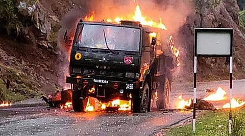 காஷ்மீரில் 5 ராணுவ வீரர்கள் உயிரிழப்புக்கு காரணமான தீவிரவாதிகளை தேடும் பணி மும்முரம்