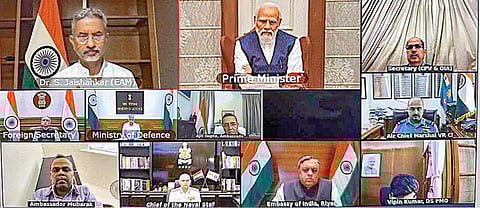 சூடானில் சிக்கித் தவிக்கும் இந்தியர்களை மீட்பது தொடர்பாக பிரதமர் நரேந்திர மோடி தலைமையில் காணொலி வாயிலாக நேற்று ஆலோசனைக் கூட்டம் நடைபெற்றது. இதில் வெளியுறவு அமைச்சர் ஜெய்சங்கர் உள்ளிட்டோர் பங்கேற்றனர். படம்: பிடிஐ