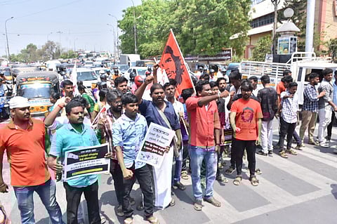 தமிழக அரசின் 12 மணிநேர வேலை சட்டத்தை திரும்பப்பெற வலியுறுத்தி ஜனநாயக வாலிபர் சங்கத்தினர் இன்று மதுரையில் பெரியார் பேருந்து நிலையம் முன்பு சாலை மறியலில் ஈடுபட்டதால் போக்குவரத்து பாதித்தது. | படம்: எஸ்.கிருஷ்ணமூர்த்தி.