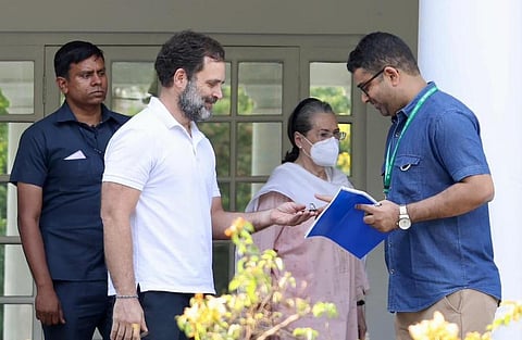 டெல்லியில் அரசு வீட்டை நேற்று காலி செய்த ராகுல் காந்தி, மத்திய பொதுப்பணித்துறை அதிகாரியிடம் வீட்டு சாவியை ஒப்படைத்தார். படம்: பிடிஐ