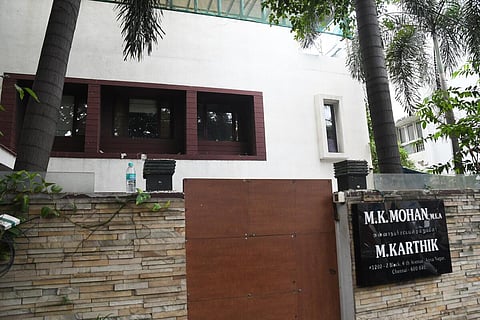 தமிழகம், கர்நாடகாவில் 50 இடங்களில் வருமான வரி சோதனை - அண்ணாநகர் எம்எல்ஏ மோகன் வீட்டிலும் விசாரணை