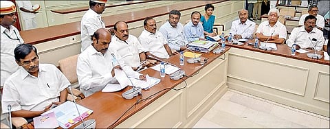 தொழிலாளர்களுக்கான 12 மணி நேர வேலை மசோதா தொடர்பாக சென்னை தலைமைச் செயலகத்தில் நேற்று நடைபெற்ற ஆலோசனைக் கூட்டத்தில் பங்கேற்ற அமைச்சர்கள் எ.வ.வேலு, தா.மோ.அன்பரசன், சி.வி.கணேசன், தலைமைச் செயலர் இறையன்பு மற்றும் உயரதிகாரிகள், தொழிற்சங்கப் பிரதிநிதிகள் உள்ளிட்டோர். படம்: ம.பிரபு