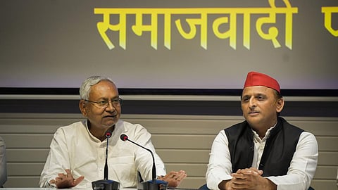 நிதிஷ் குமார், அகிலேஷ் யாதவ்