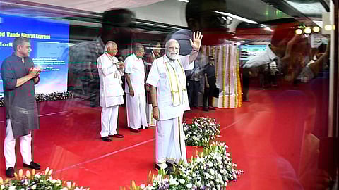 கேரளாவின் முதல் ‘வந்தே பாரத்’, கொச்சி நீர்வழி மெட்ரோ சேவையை பிரதமர் மோடி தொடங்கி வைத்தார்