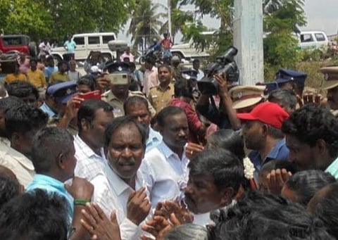 ஆளவந்தார் அறக்கட்டளையின் 3 ஏக்கர் நிலத்தில் ஆக்கிரமிப்பை அகற்ற மக்கள் எதிர்ப்பு: அதிகாரிகளை முற்றுகையிட்டு வாக்குவாதம்