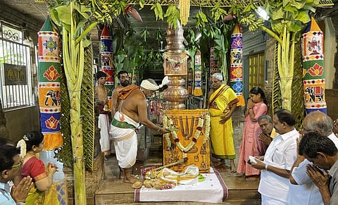 பழநி லட்சுமி நாராயண பெருமாள் கோயில் சித்திரை திருவிழா கொடியேற்றத்துடன் தொடக்கம்