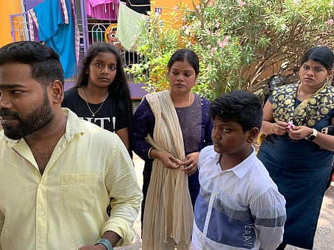 புதுச்சேரி பாஜக எம்எல்ஏ வீட்டு முன்பு குழந்தைகளுடன் போராட்டத்தில் ஈடுபட்ட அவரது முதல் மனைவி எல்லம்மாள்.