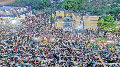 மதுரை மீனாட்சி அம்மன் கோயில் சித்திரைத் திருவிழாவின் 4-ம் நாளான நேற்று மாலை வில்லாபுரம் பாகற்காய் மண்டகப்படியில் திரண்டிருந்த பக்தர்கள் படங்கள்: எஸ்.கிருஷ்ணமூர்த்தி