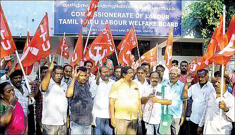 தொழிலாளர் துறை ஆணையர் உத்தரவை மீறி அரசு விரைவு போக்குவரத்துக் கழகத்தில் ஒப்பந்த முறையில் ஓட்டுநர்களை நியமிக்கப்பட்டுள்ளதைக் கண்டித்து சென்னை டிஎம்எஸ் வளாகத்தில் உள்ள தொழிலாளர் ஆணையரகம் அருகே போக்குவரத்து தொழிலாளர்கள் நேற்று ஆர்ப்பாட்டத்தில் ஈடுபட்டனர். படம்: பு.க.பிரவீன்