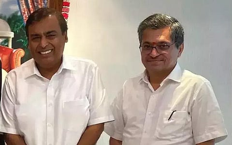 நண்பர் மனோஜ் மோடியுடன் முகேஷ் அம்பானி.