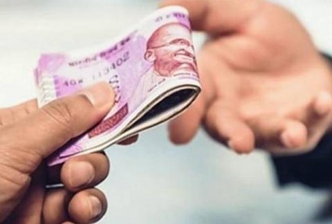 வீட்டுமனை பட்டா வழங்கியதில் முறைகேடு - அரசு அலுவலர்கள் 4 பேரின் வீடுகளில் லஞ்ச ஒழிப்பு போலீசார் சோதனை